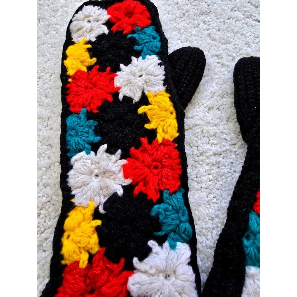 Vintage 1970s Crochet Mittens Women Colorful Floral Black‎ Knit Winter Gloves